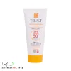 کرم ضد آفتاب رنگی و کنترل چربی بژ روشن تراست با SPF50+ برای محافظت و آبرسانی پوست